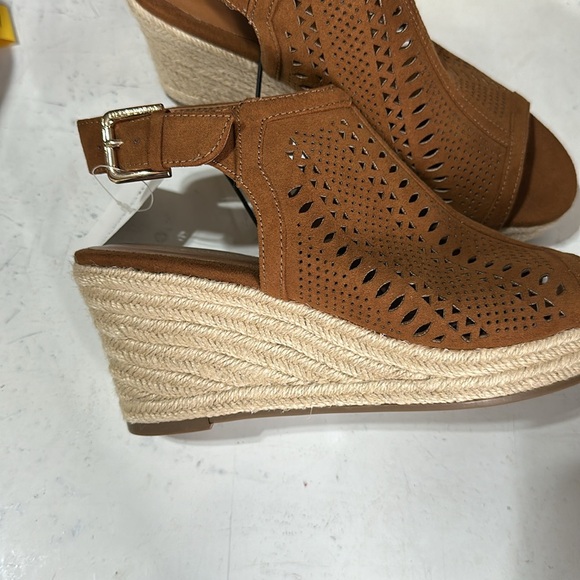 Liz Claiborne Peep Toe Brown Wedges With Eyelets - Picture 5 of 6